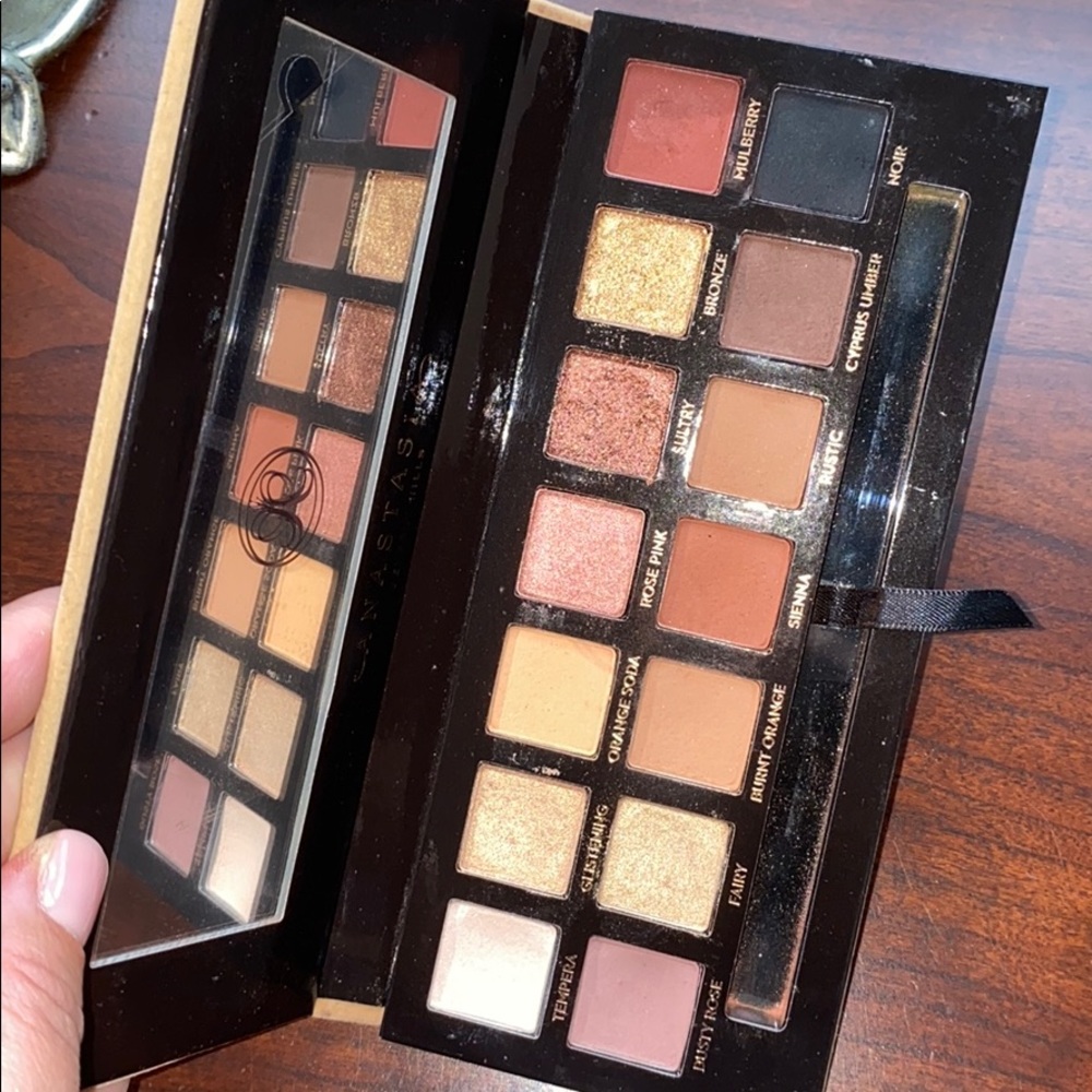 Anastasia Beverly Hills SOFT GLAM palette๐จ๐ - Picture 2 of 3